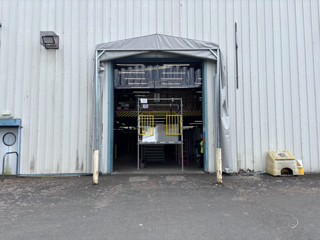 retractable loading bay tunnel