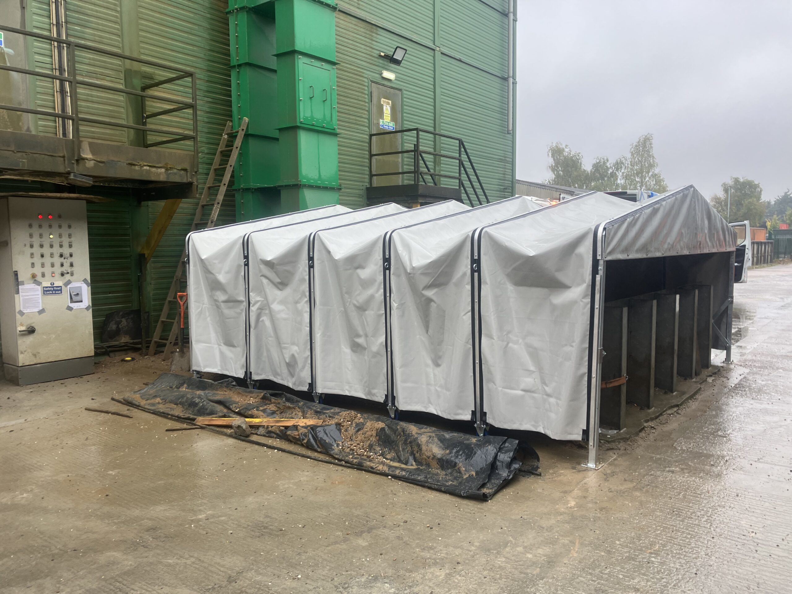 Bespoke retractable cover system for industrial aggregate hopper